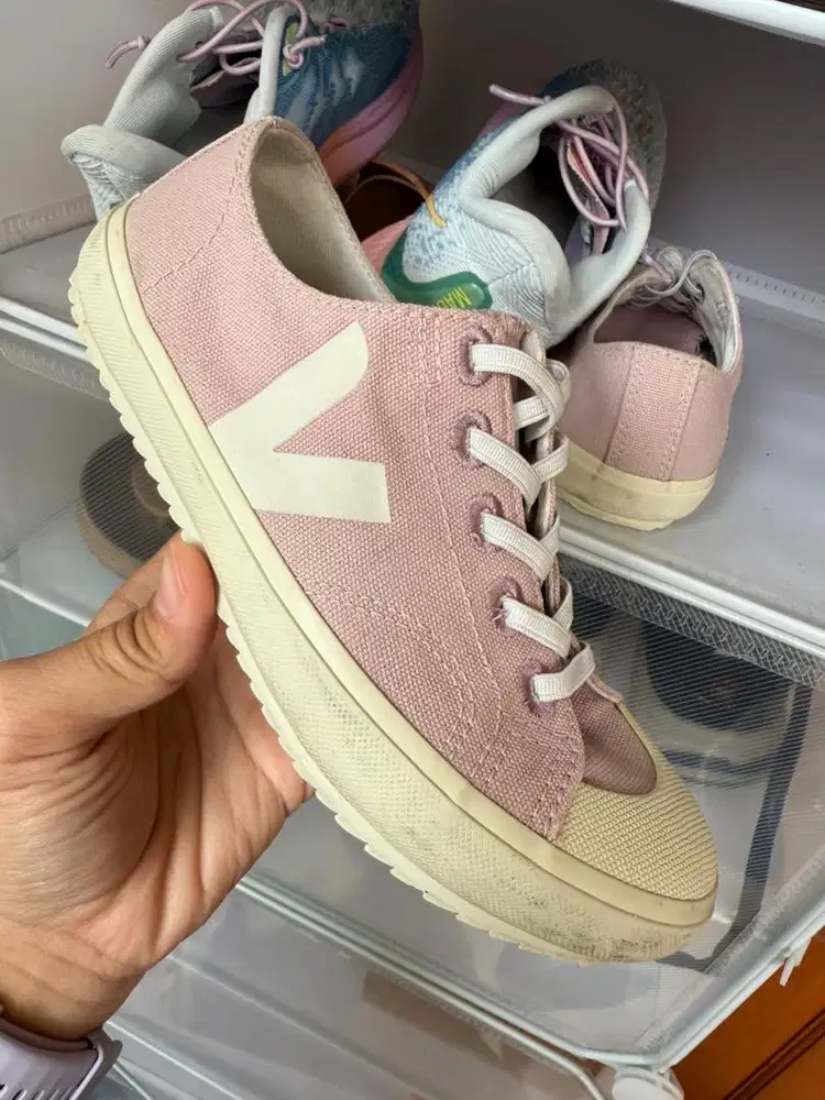 Veja low canvas pink sz 32 preloved