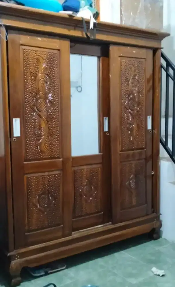 Nego !! Jual lemari kayu jati sliding 3 pintu.