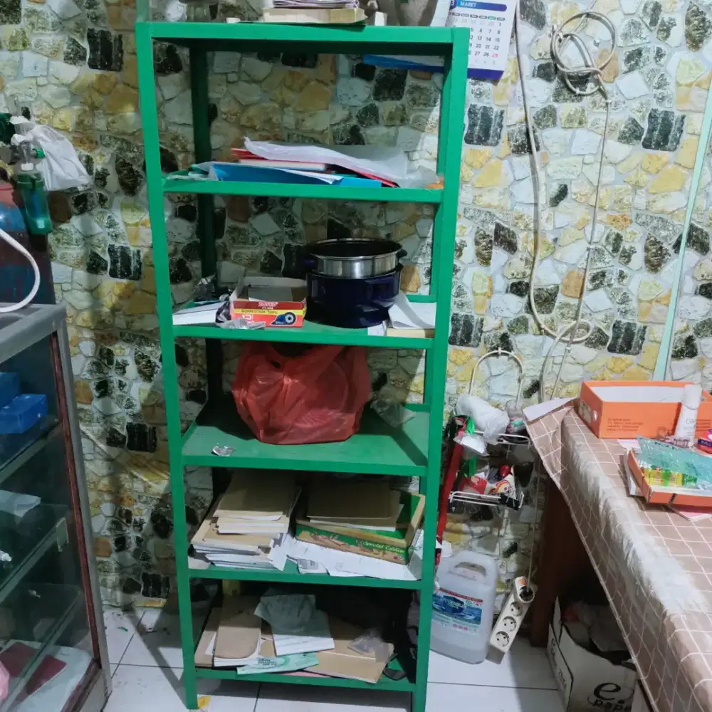 rak besi penyimpanan barang barang