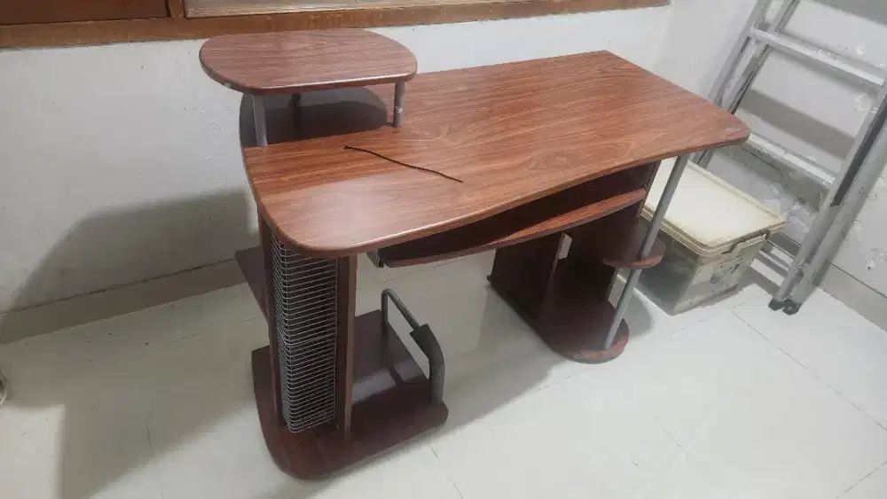 Meja komputer informa