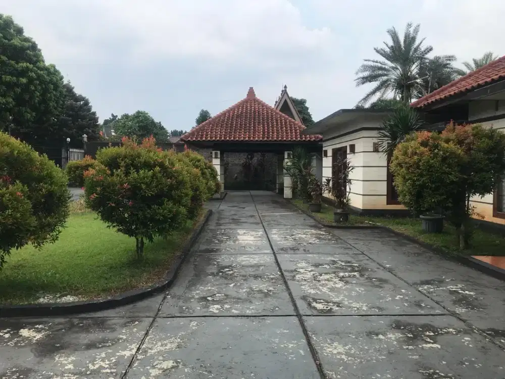 Rumah Asri dengan Halaman Luas dan Nyaman Daerah Cipayung Jakarta Timur