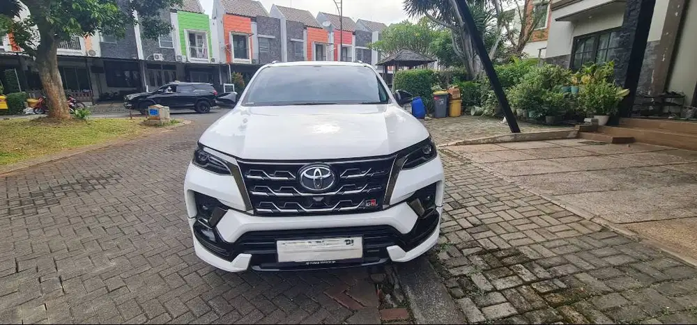 Toyota Fortuner Putih 2.8 VRZ 4x2 AT, tahun 2024