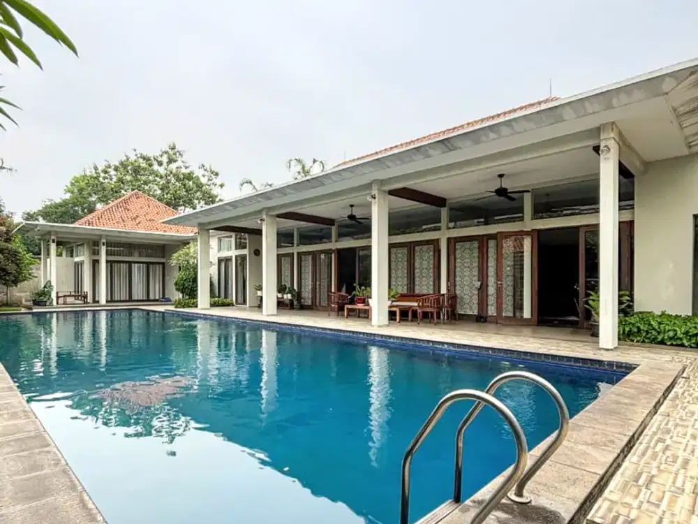 RUMAH ASRI HALAMAN LUAS + KOLAM RENANG | VETERAN – JAKARTA SELATAN | SHM