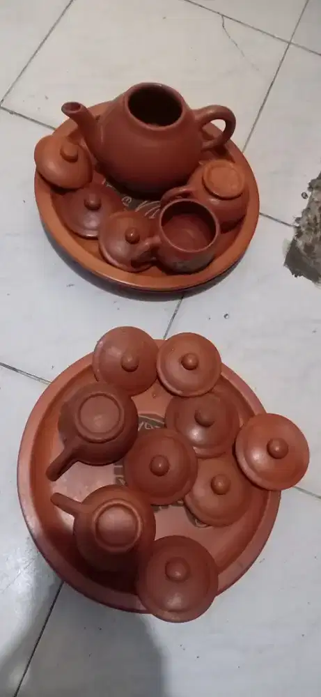 Teko poci tanah liat dan perabotan warkop