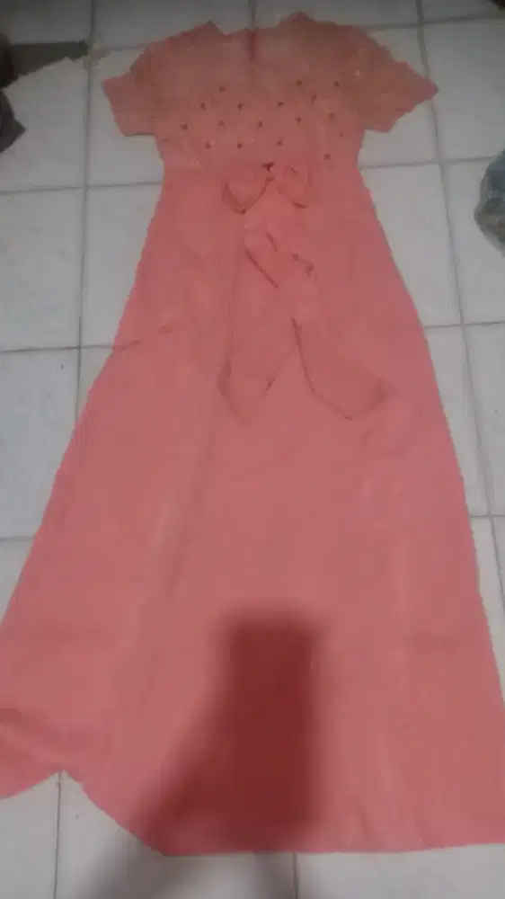 Gaun atasan dan sendal sepatu