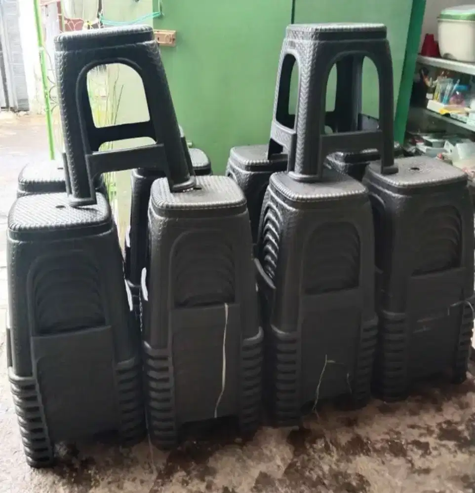 Bnagku kursi plastik hitam kokoh