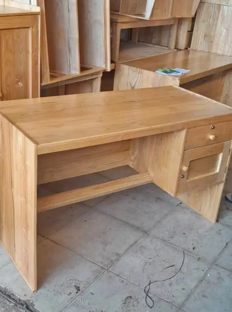 Meja kantor kayu