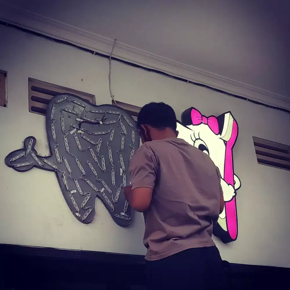 Pusatnya bikin neonbox led akrilik neon sign papan nama klinik dokter