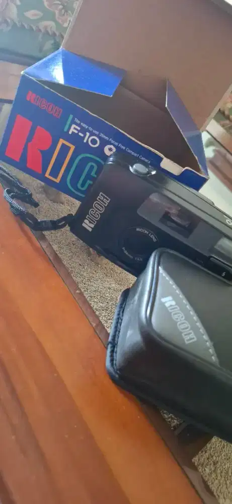 Kamera F-10 Cantik RICOH