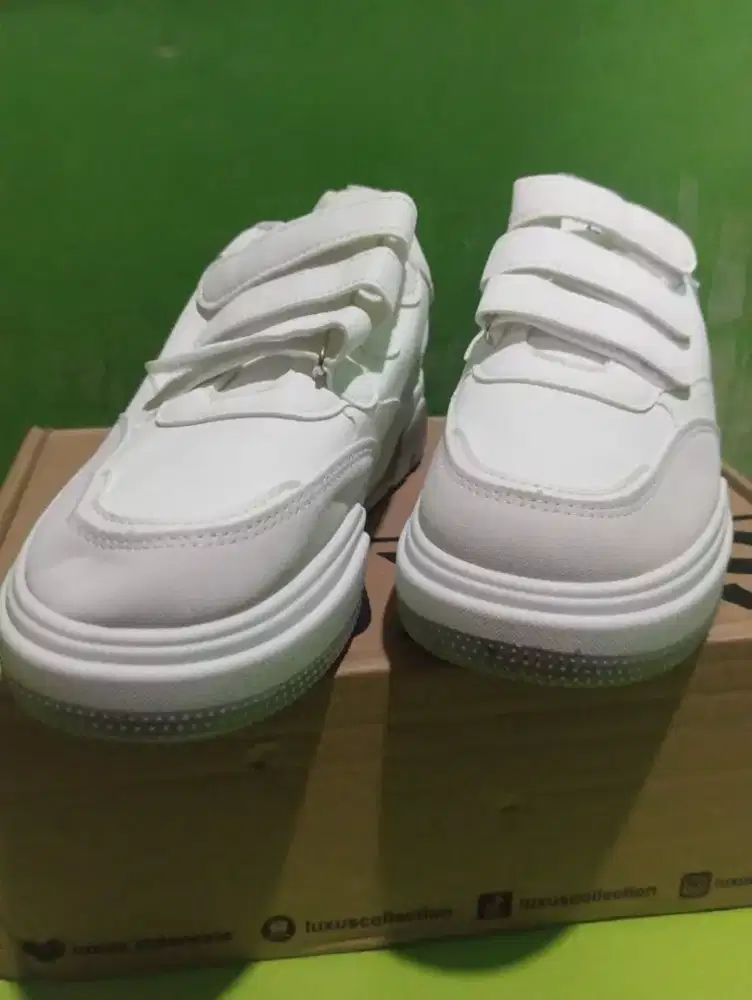 Sepatu sneakers