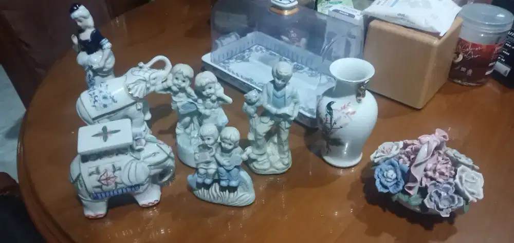 Berbagai hiasan keramik kecil