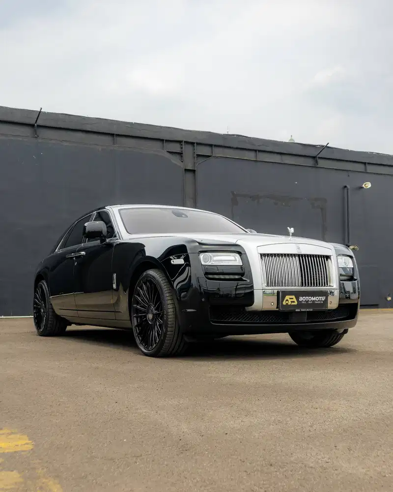 Rolls-Royce Ghost 6.6 Series I Diamond Black w/ Jubilee Silver Bonnet