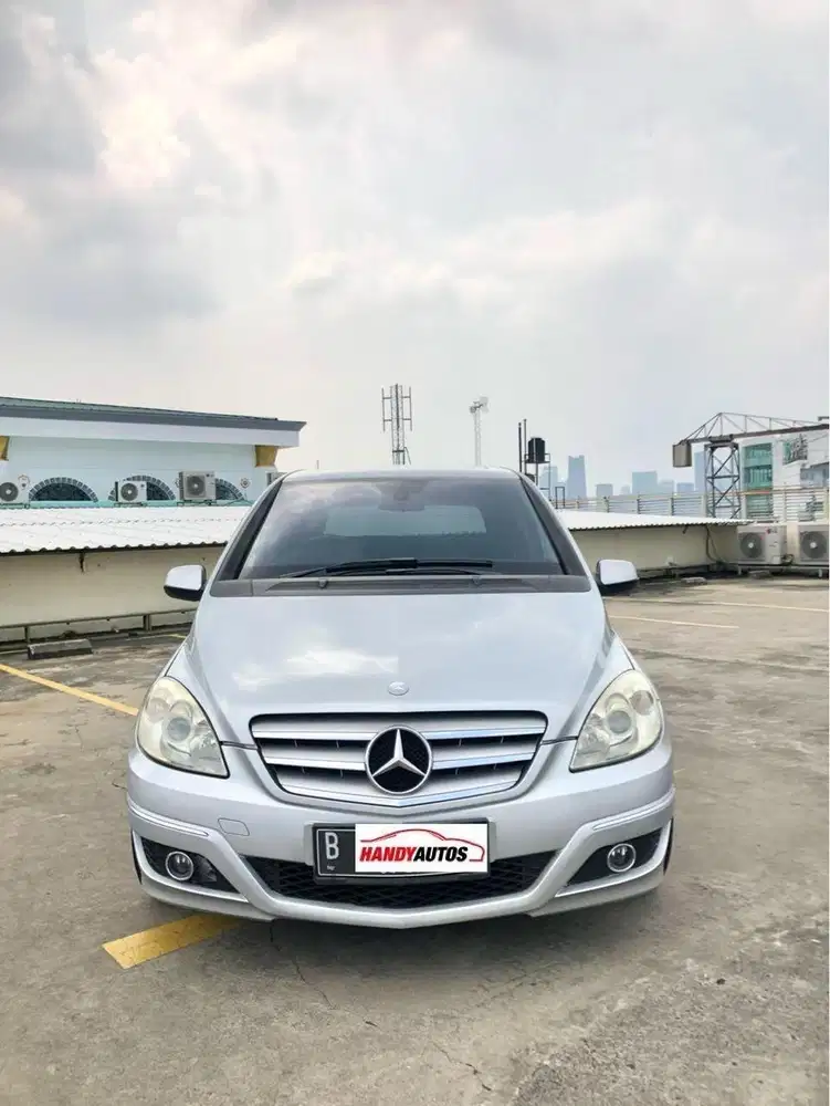 Mercedes Benz B180 Tahun 2010 Automatic Abu abu Metalik
