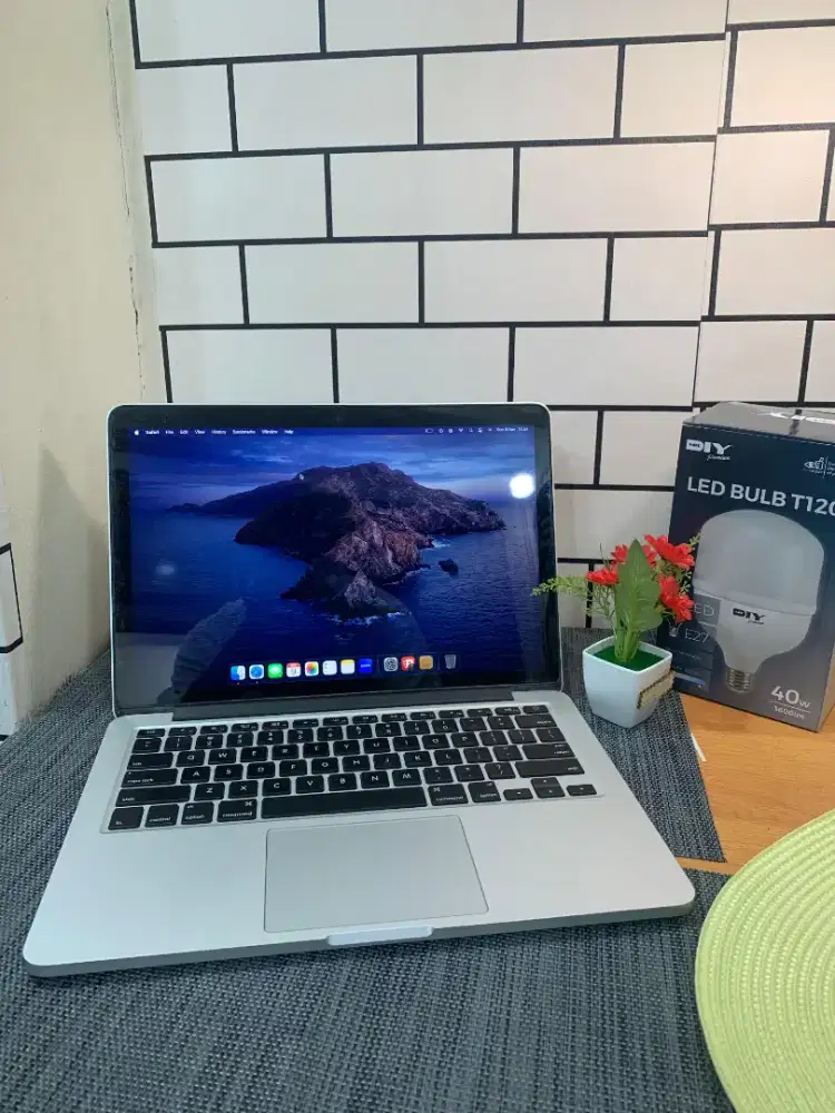 Macbook Pro Early 2015
8/256
Core I5
Cc 742