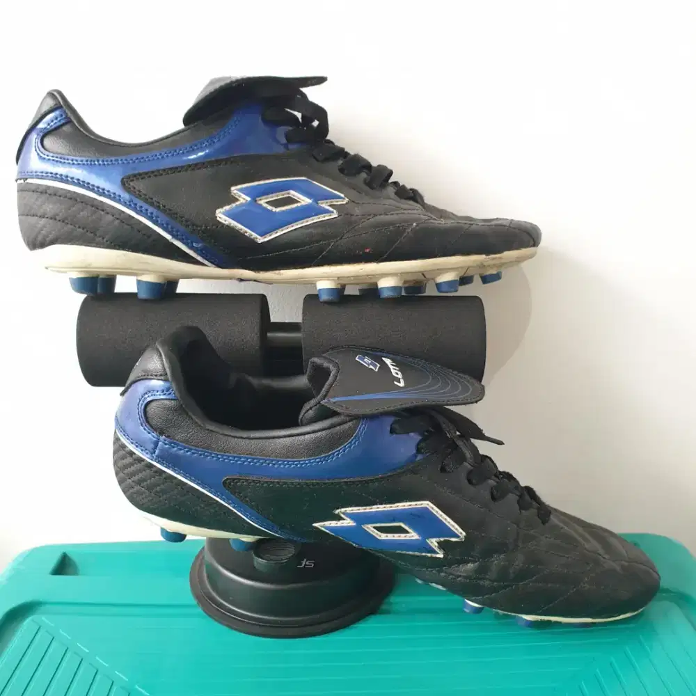 Sepatu Bola Lotto
