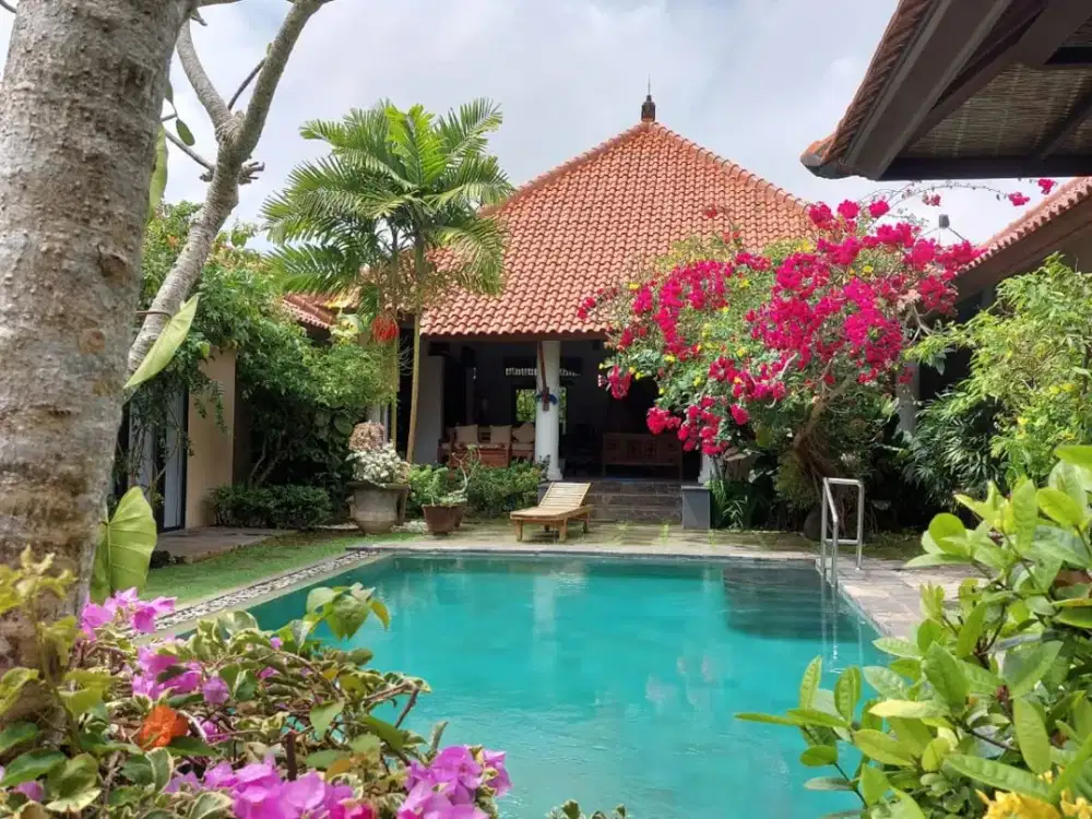 3 Bedrooms Spacious Villa Jimbaran Side Walk