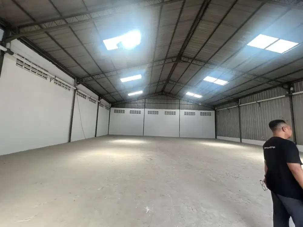 Disewakan Gudang di Kavling DPR Cipondoh Ukuran 20x40m2 Hadap Jalan Boulevard