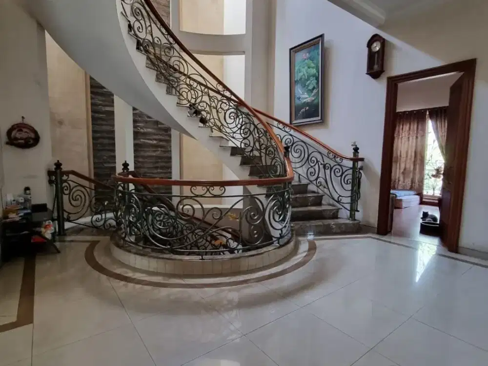 DISEWA TURUN HARGA RUMAH MEWAH 3 LANTAI DI TAMAN SURYA JAKBAR