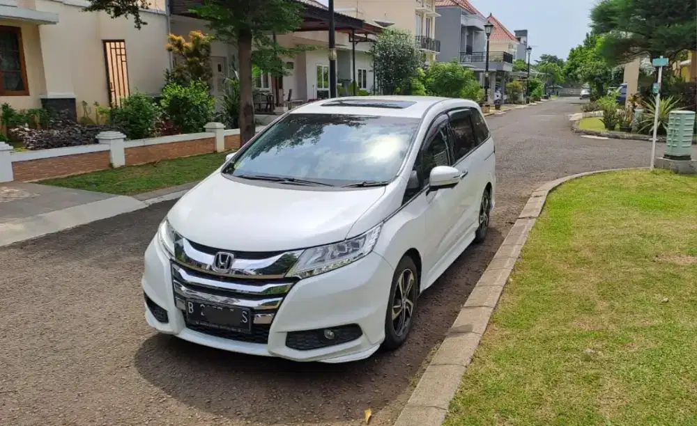 Honda Odyssey 2.4 E Putih (cash)