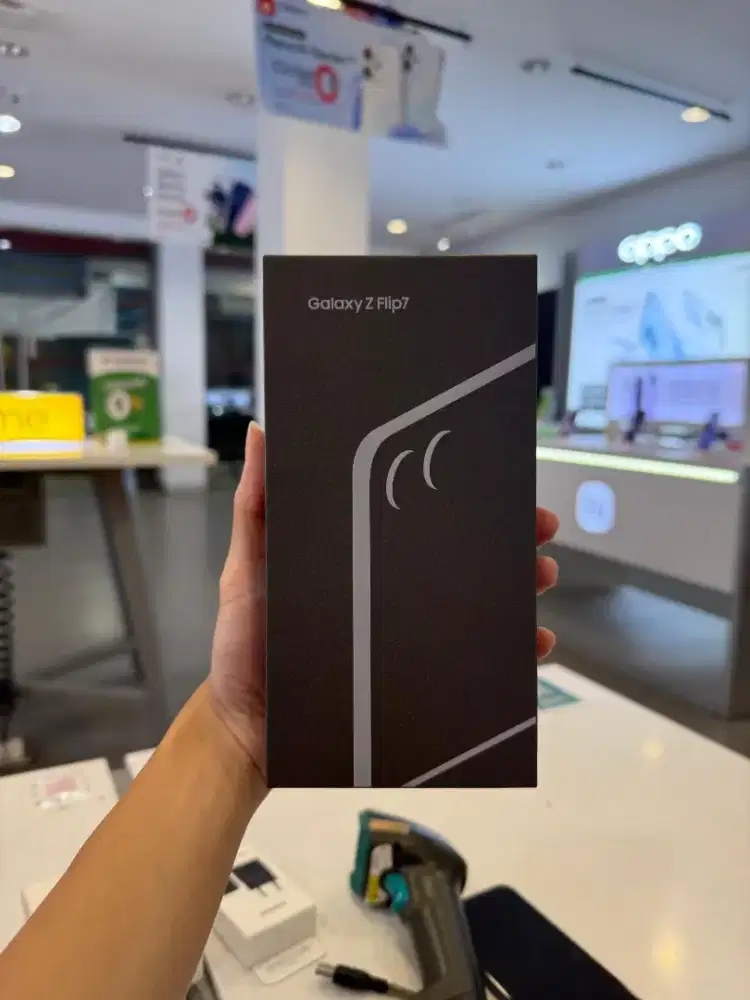 Samsung Galaxy Z Flip 7 256GB Free Galaxy Fit & Adaptor