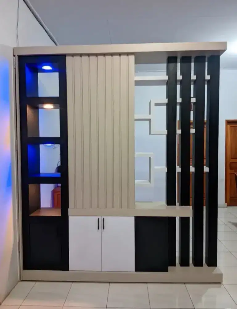 PARTISI PENYEKAT RUANGAN