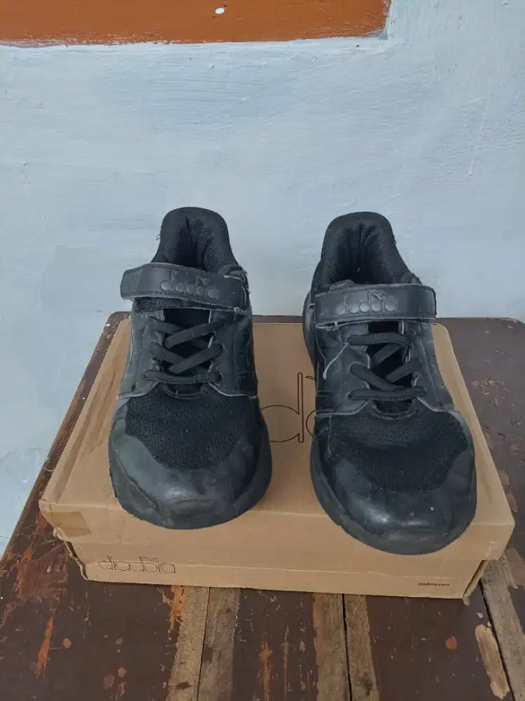 Sepatu diadora anak laki laki