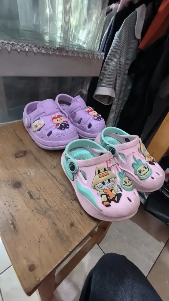 Sandal sendal anak balita