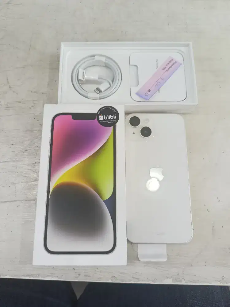 Iphone 14 (128 GB) lengkap. Garansi Resmi Masih Panjang.13 Nov 2026.