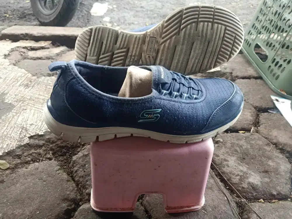 Sepatu casual pria Skechers size 40