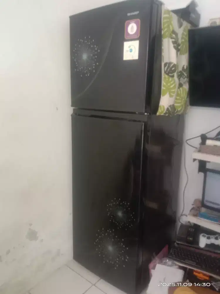Di jual kulkas Sharp 2 pintu masih bagus