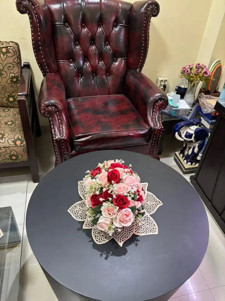 Jual 1 Sofa Wings Mewah set meja bulat kondisi 99% , jarang pakai