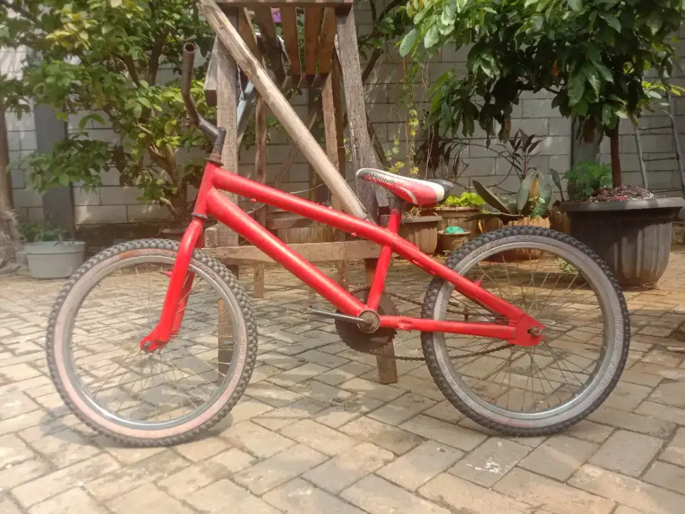 Sepeda BMX Merah