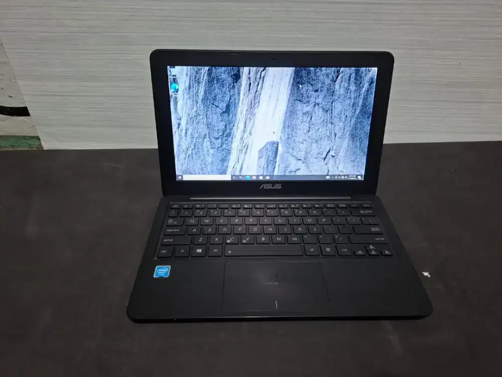 Notebook Asus E202SA •CELERON •SSD 128GB •2GB •MULUS