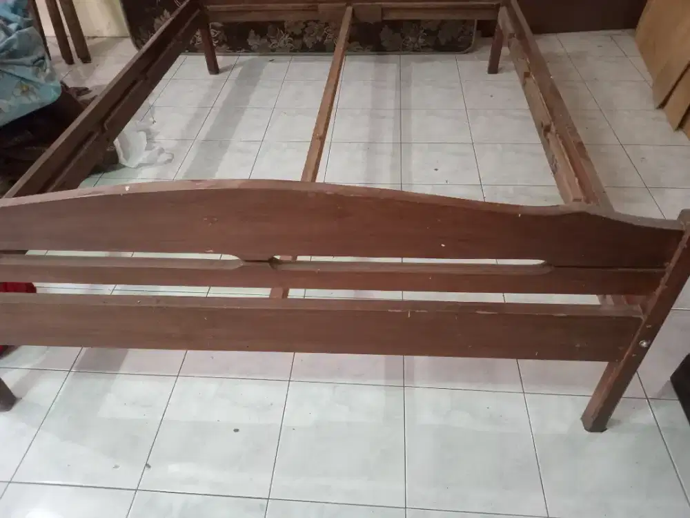 Tempat Tidur Kayu Jati