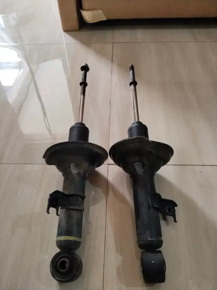 Shockbreaker depan innova