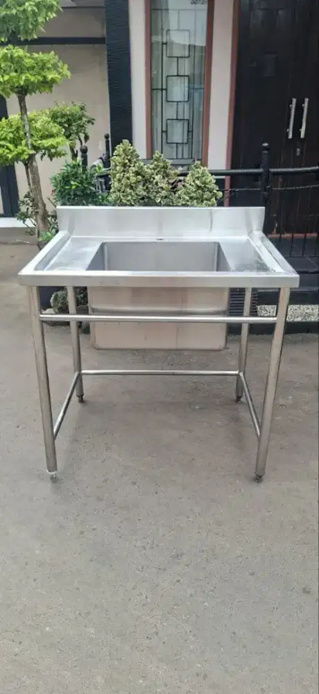 Sink 1 Lubang
Ukuran 90x80x85
Lubangnya 50x50x30

Harga 2.500.000