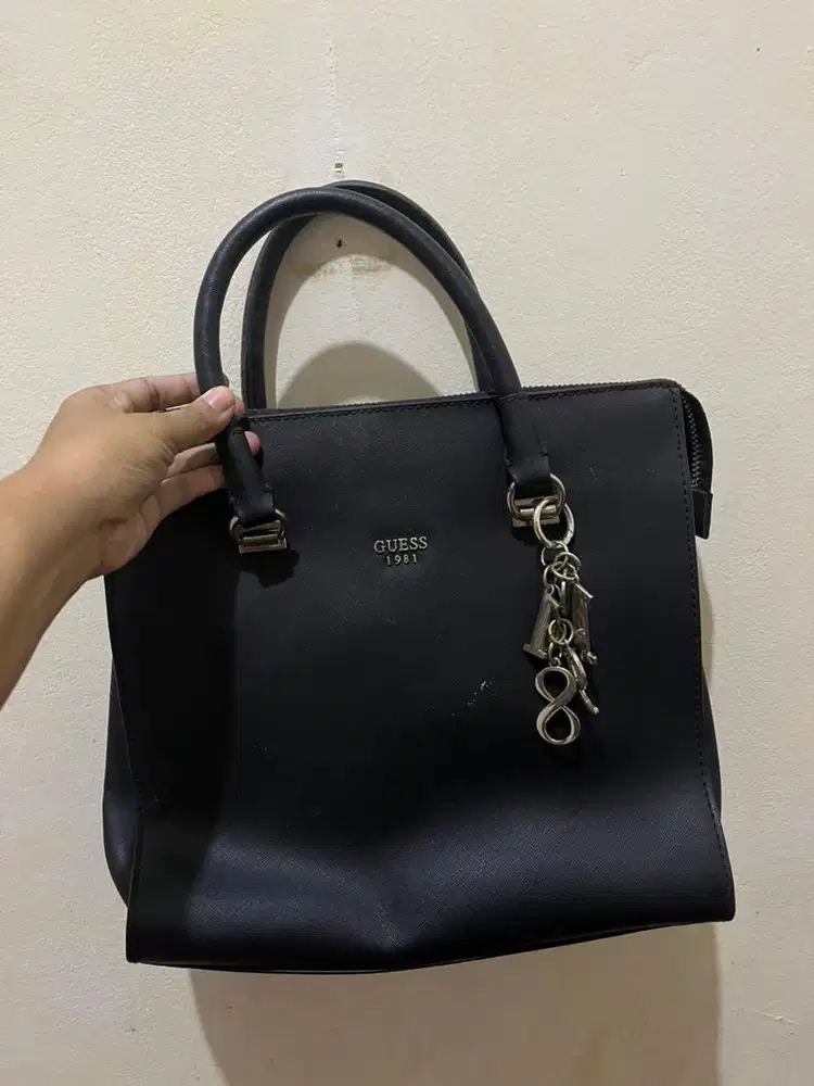 Preloved Tas kerja Guess ori masih bagus made in china