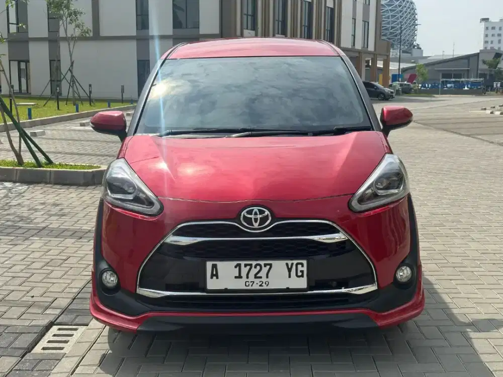 Low KM 4rb Toyota Sienta tipe Q tahun 2019 Merah