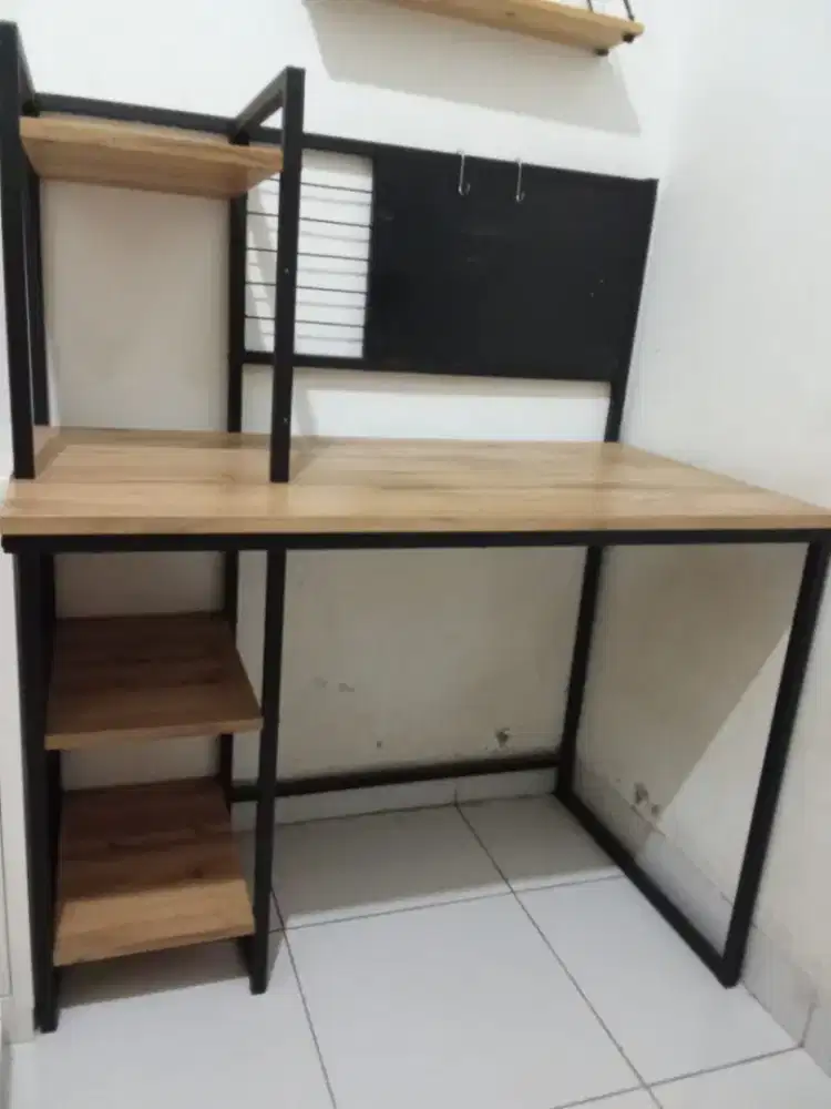 Meja belajar minimalis