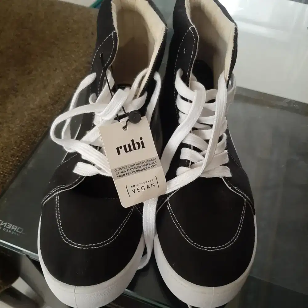 Sepatu hitam Rubi