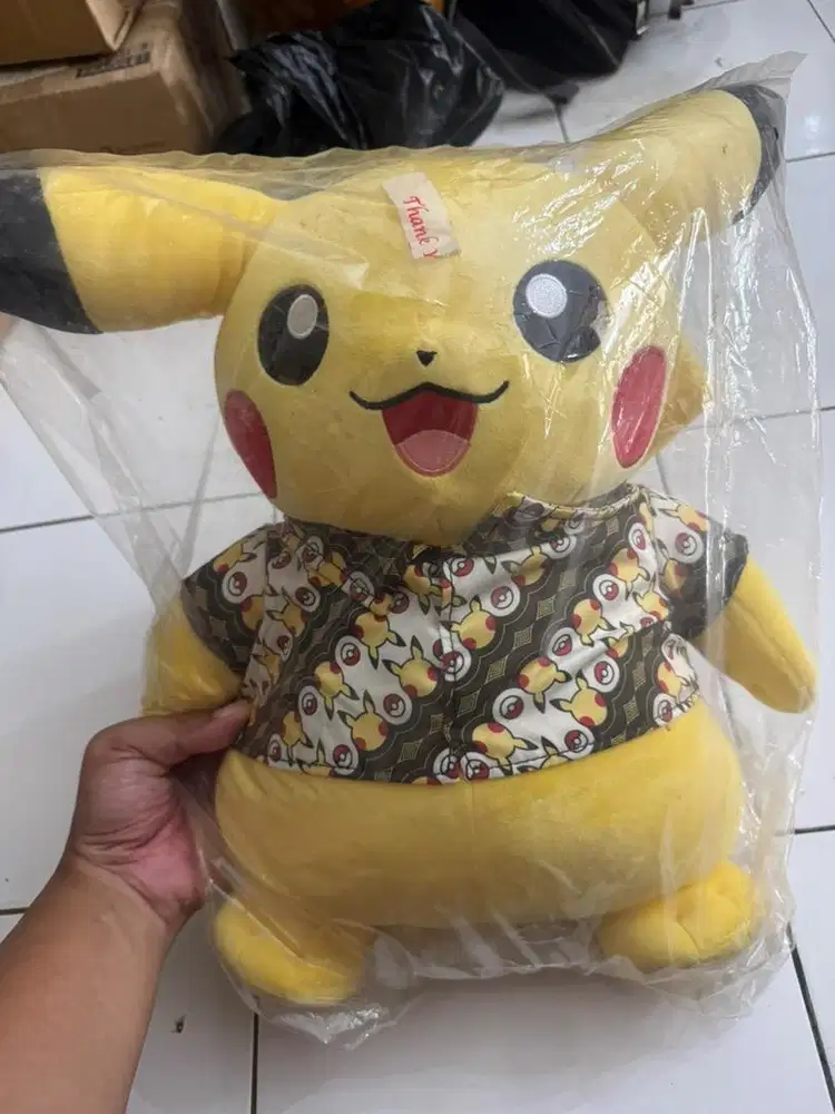 BONEKA POKEMON PIKACHU BATIK UKURAN BESAR POKEMON CENTER BNIB