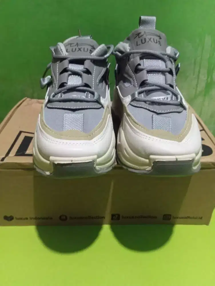 Sepatu running LUXUS