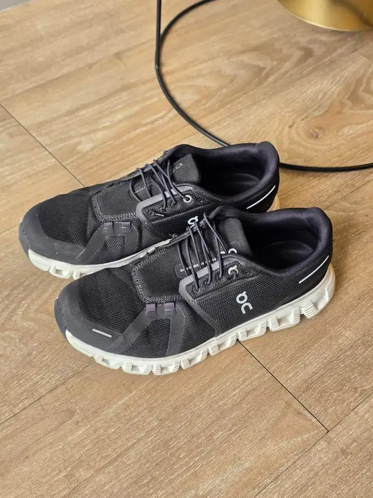 Sepatu On Cloud 5 Black-white uk 42