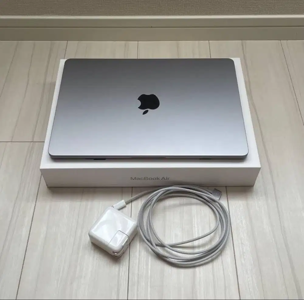 MACBOOK M2 8/256GB