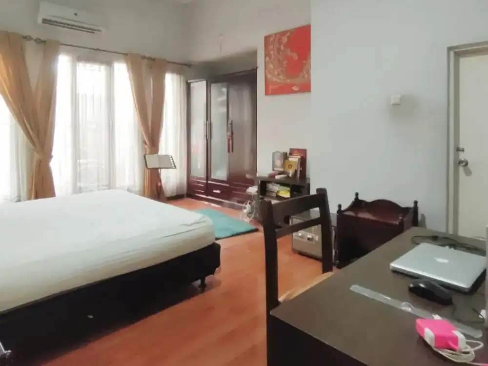 Rumah cantik strategis di komplek keuangan