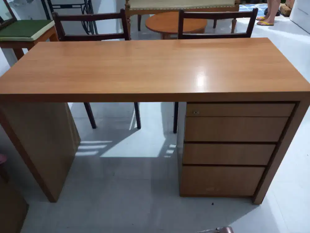 Meja tulis + laci