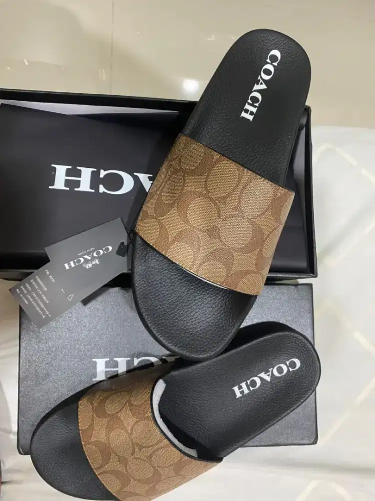 Sendal coach ukuran 42 baru belum pernah di pake