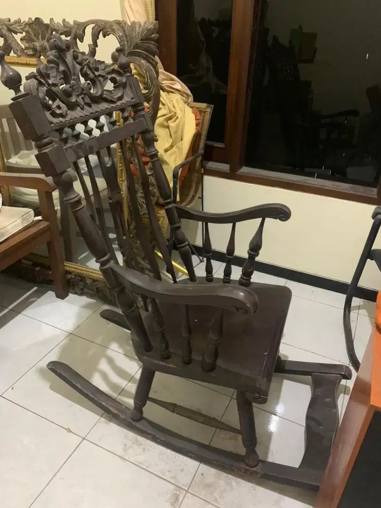 Di jual kursi goyang antik