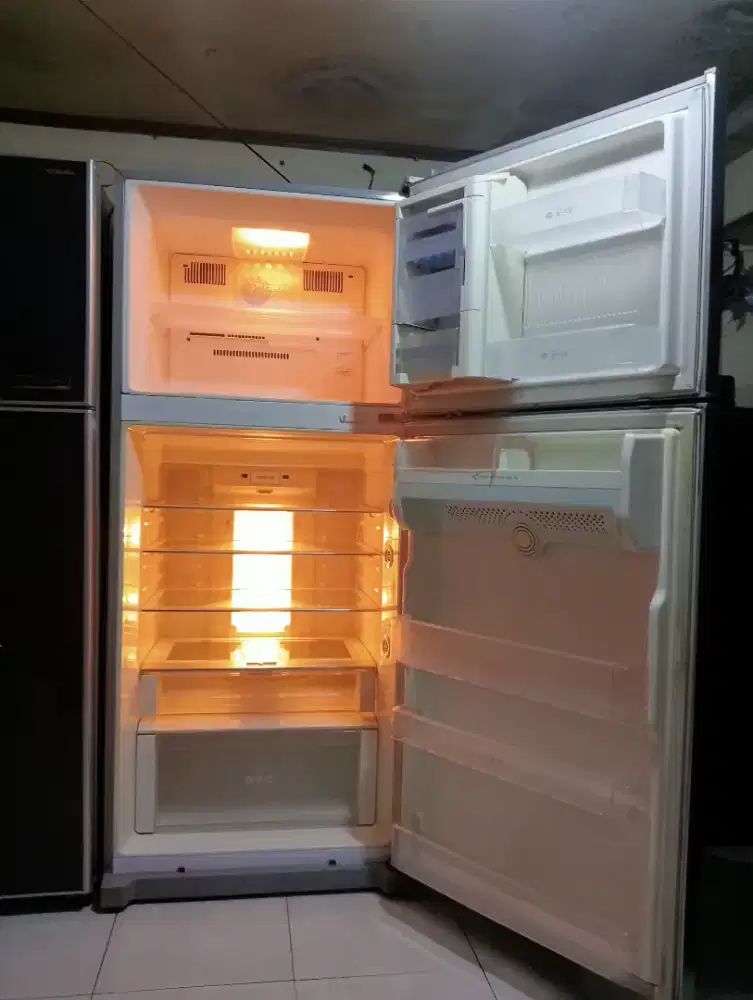 Di jual kulkas LG 2 pintu jumbo masih orisinil pabrik