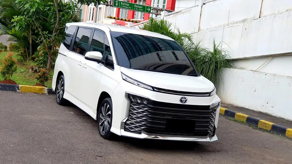 [ LOW KM ] Toyota All New Voxy 2.0 TSS Camera360 AT 2022/2023